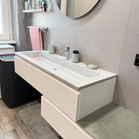 Mobile bagno bianco, lavabo resina grigio, specchi