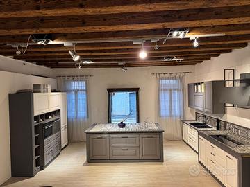 Cucina in legno dallo stile americano scontata