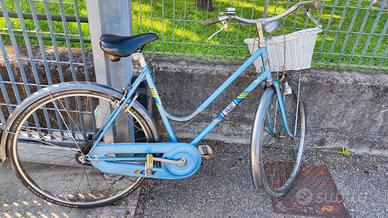 Bici donna classica con cestino e luci con dinamo