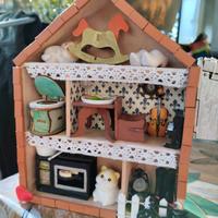 Casa delle bambole con gattini in bacheca.