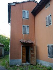 Casa indipendente con 2 fabbricati rustici