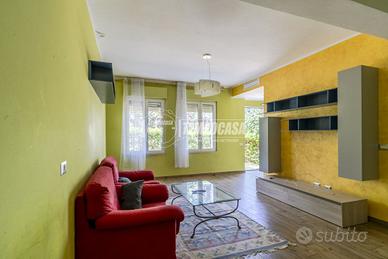 Piano terra, 110mq, 3 camere, 2 bagni.