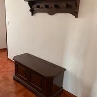Cassapanca, mobiletto e appendiabiti da ingresso