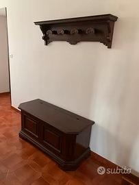 Cassapanca, mobiletto e appendiabiti da ingresso