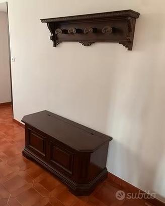 Cassapanca, mobiletto e appendiabiti da ingresso