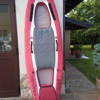 Canoa gonfiabile monoposto.