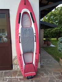 Canoa gonfiabile monoposto.
