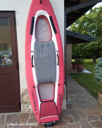 Canoa gonfiabile monoposto.