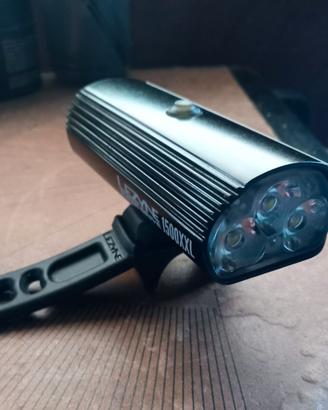 luce bici Lezyne Superdrive 1500XXL - 1500 lumen
