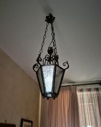 Lanterna sospesa in ferro battuto