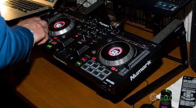 Consolle dj -cassa attiva