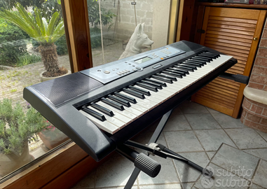 Pianola YAMAHA PSR E213 - 61 tasti