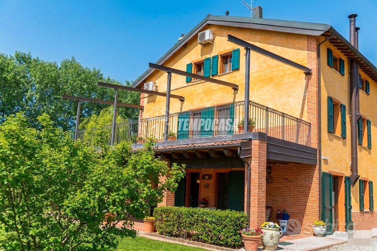 Casale completamente ristrutturato con tre apparta