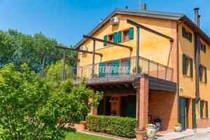 Casale completamente ristrutturato con tre apparta