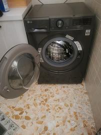 Elettrodomestico lavatrice LG nera 