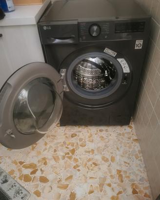 Elettrodomestico lavatrice LG nera 