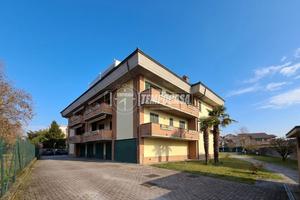 LUMINOSO BILOCALE CON BALCONE, CANTINA E POSTO AUT