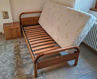 Letto singolo e comodino in legno con materasso