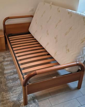 Letto singolo e comodino in legno con materasso