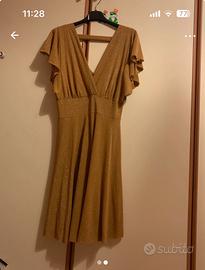 Vestiti, gonne, maglie, jeans, pantaloni