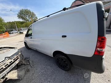 Mercedes vito 116 incidentato