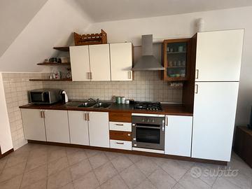 Cucina con elettrodomestici