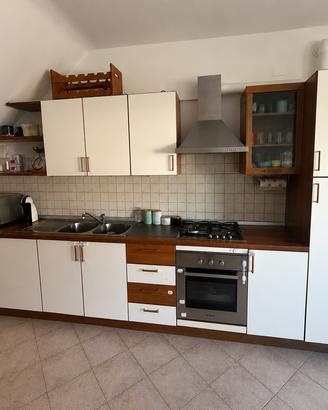 Cucina con elettrodomestici
