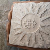 pietra scolpita con tema sacro