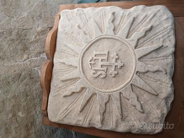 pietra scolpita con tema sacro