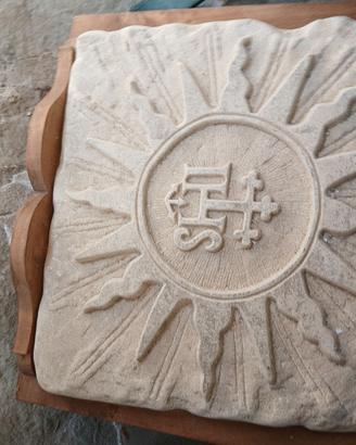 pietra scolpita con tema sacro