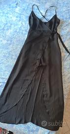 Abito nero con spacco Bershka