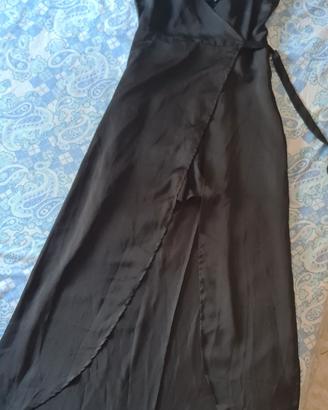 Abito nero con spacco Bershka