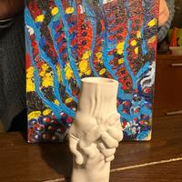 piccolo vaso in ceramica con mani intrecciate