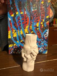 piccolo vaso in ceramica con mani intrecciate
