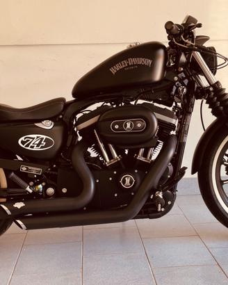 Harley‑Davidson Sportster 883 Custom.
