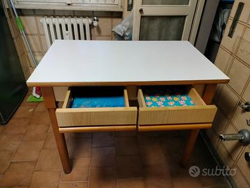 tavolo cucina con cassetti 