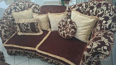 salotto con n.6 cuscini e pouf 