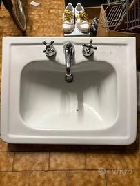 Lavandino con colonna piede in ceramica