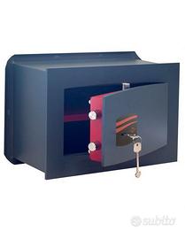 Cassaforte da muro con chiavi