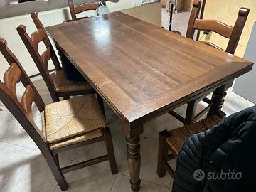 Tavolo in legno massello con sedie