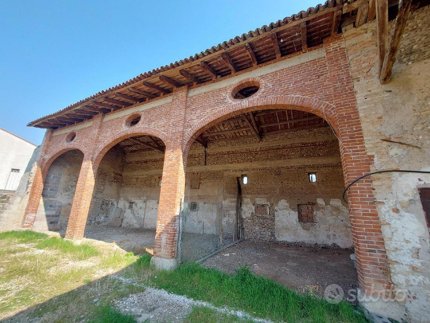 AMPIO RUSTICO CON TERRENO DI 3.000 MQ - View 4