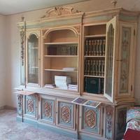 Libreria elegante in legno con decori