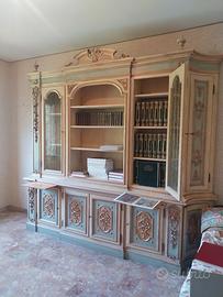 Libreria elegante in legno con decori