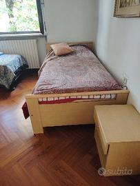 Letto in legno con rete da una piazza e mezza