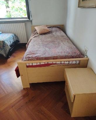 Letto in legno con rete da una piazza e mezza