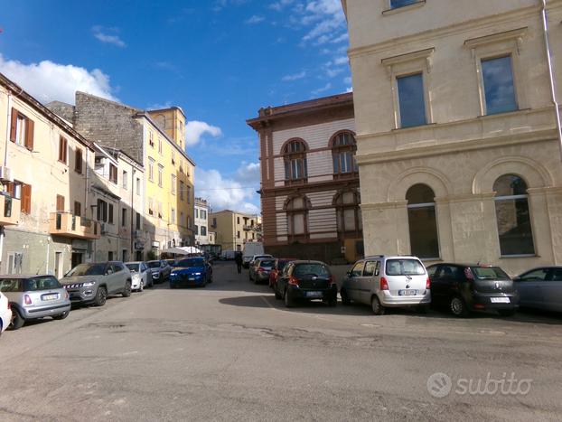 Piazza Università,locale commerciale di 95 mq