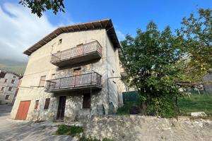 PORZIONE DI BIFAMILIARE A SCHEGGIA E PASCELUPO