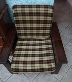 Poltrone legno massello, e cuscini.