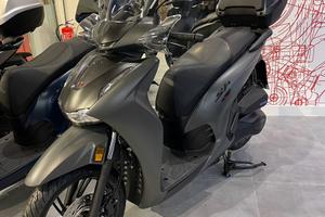 Honda SH 350 aprile 2025 con TMAX