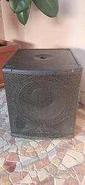Subwoofer attivo Behringer Eurolive B1200D-PRO.

-